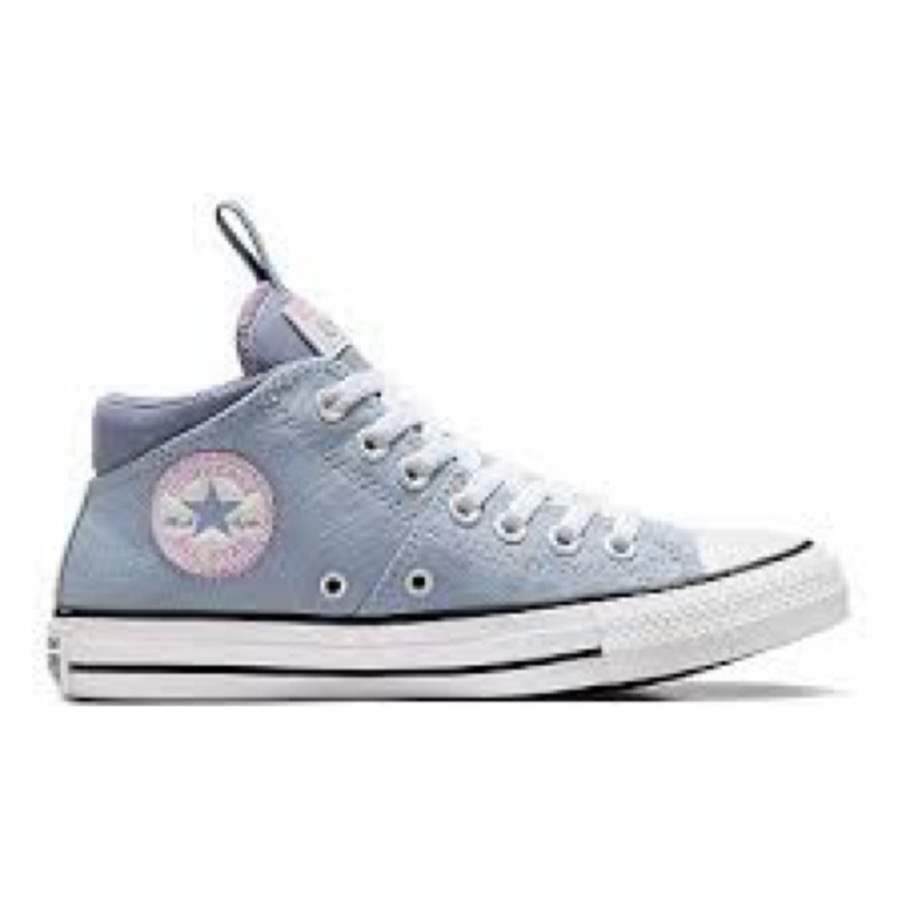 Gently used chuck taylor converse size 5